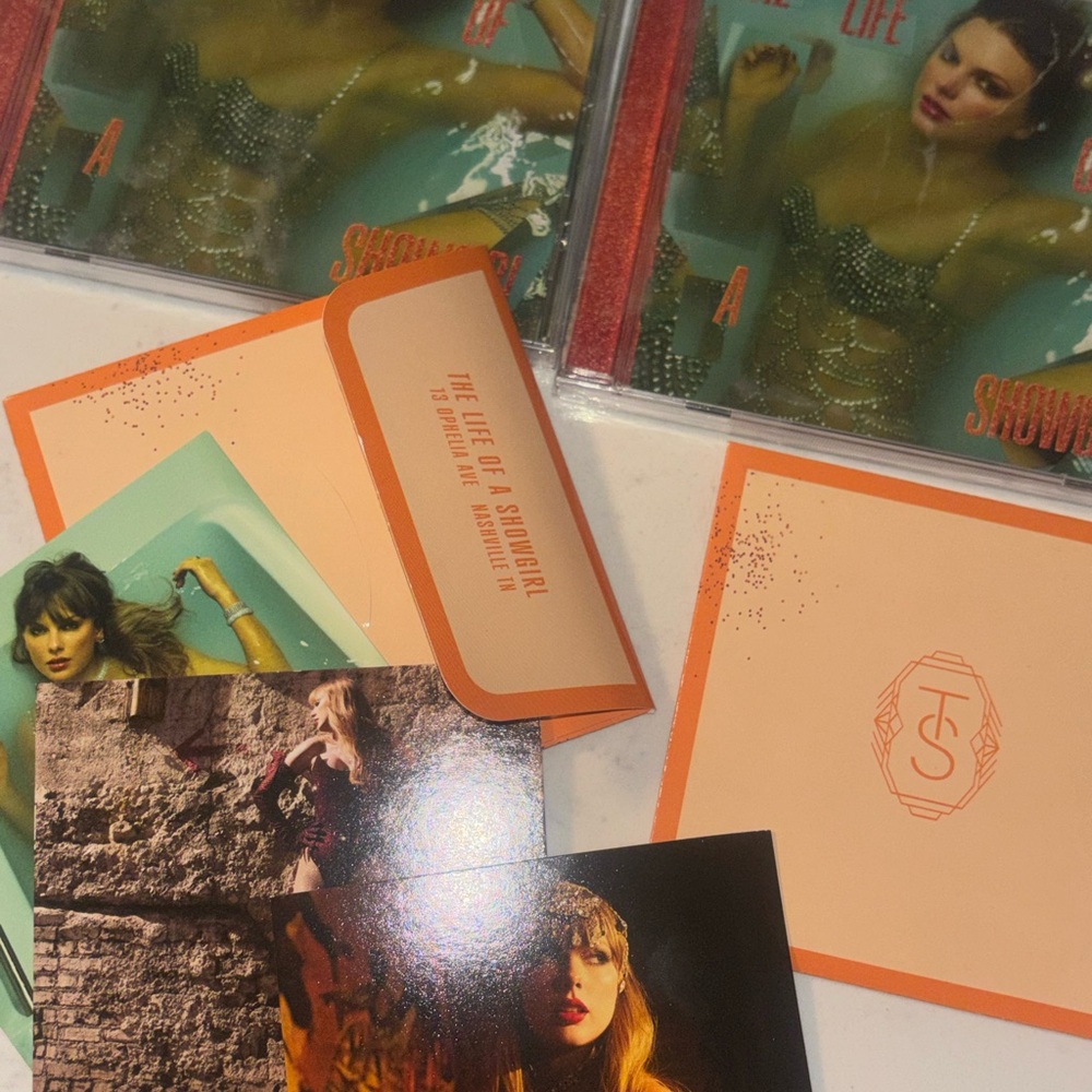 The Life Of a Showgirl LOT of 2 CDS TAYLOR SWIFT - Picture 5 of 5